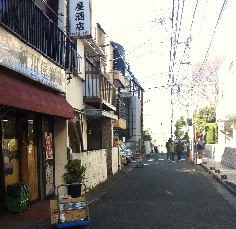 酒屋前